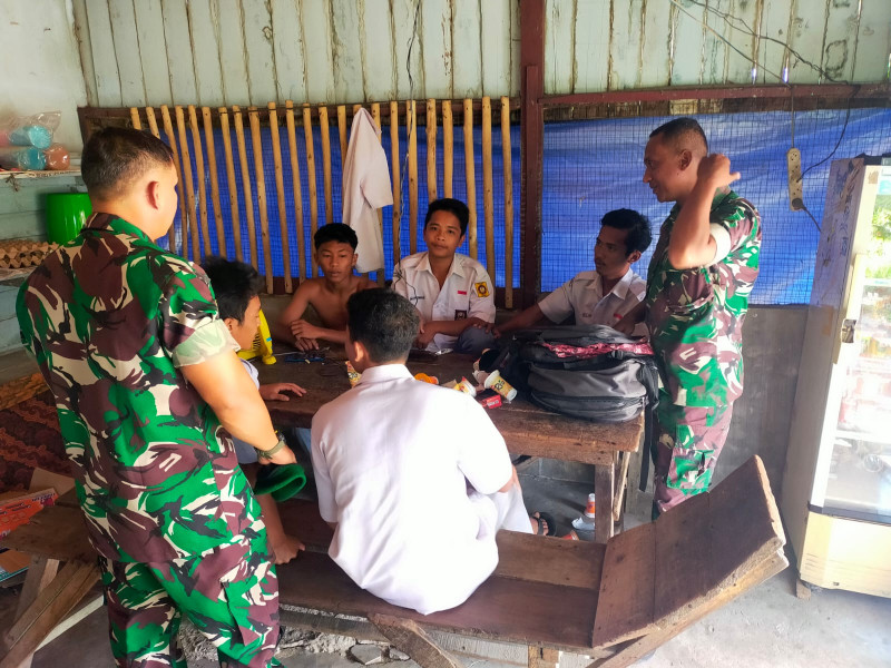 Dengan Komsos, Serka Gopardin dan Serda Hepy S Sampaikan Tentang Bahaya Narkoba Kepada Warga di Minas Timur