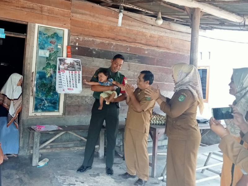 Beserta Bidan Desa Dan Kades, Babinsa Kampung Minas Timur  Komsos & Laksanakan Pengecekan Balita Stunting