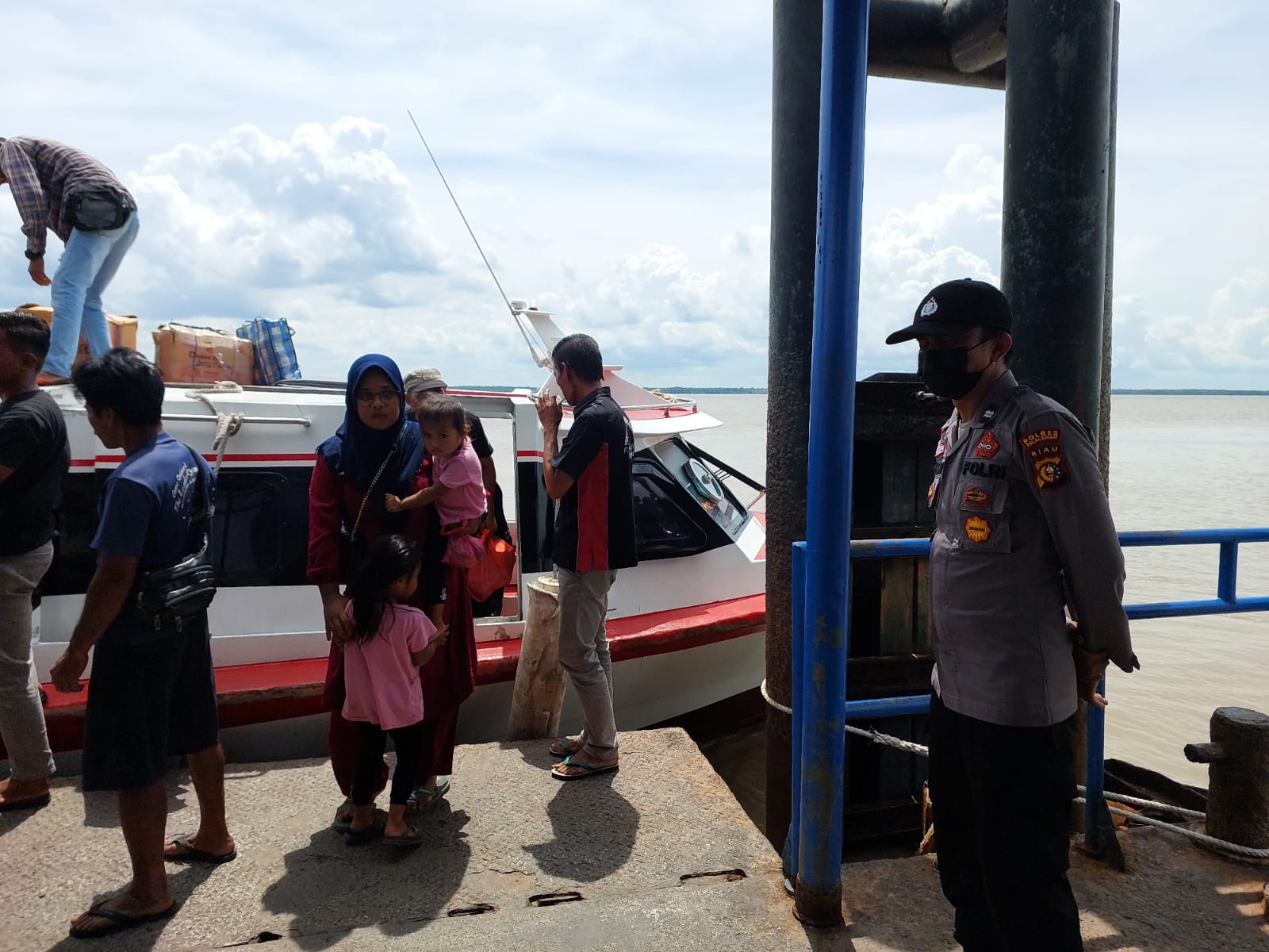 Polsek Kuala Kampar Giat Pengamanan & Pelayanan  Penumpang Pelabuhan Teluk Dalam