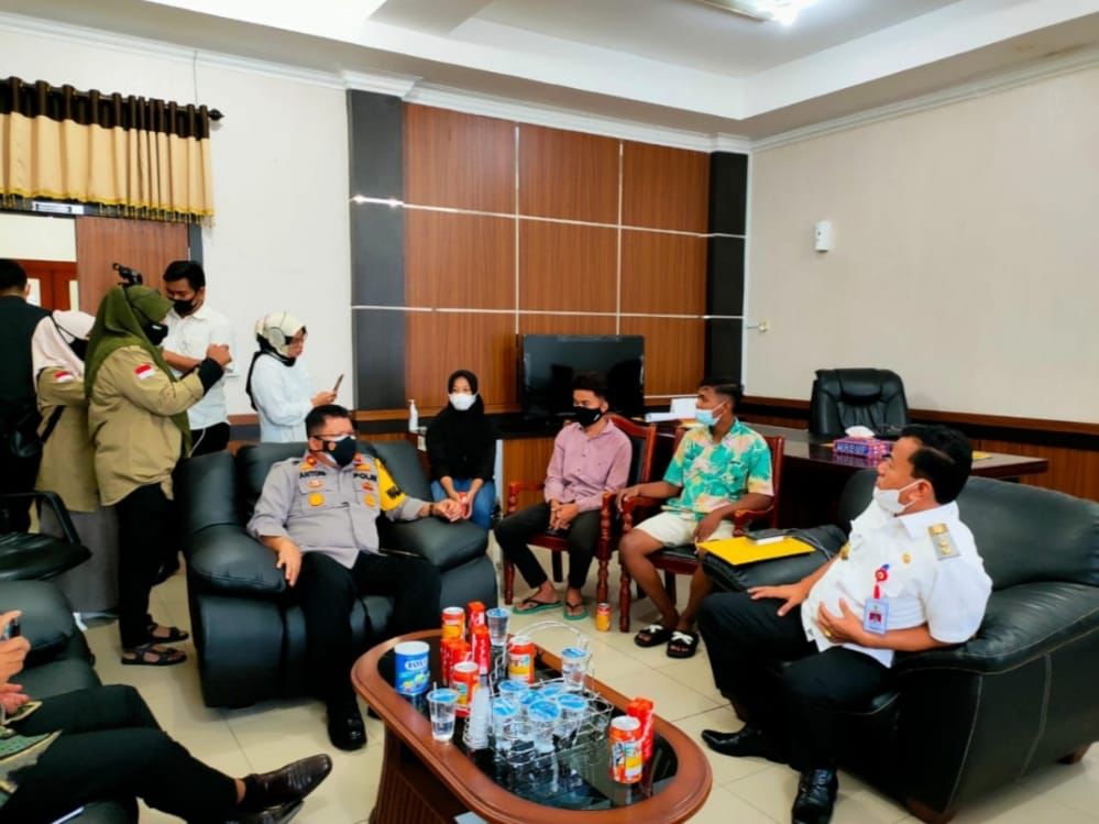 Waka Polres & Wabup Kuansing Terima Pengakuan 3 Anak Penurun Bendera di Kantor Pemkab Kuansing