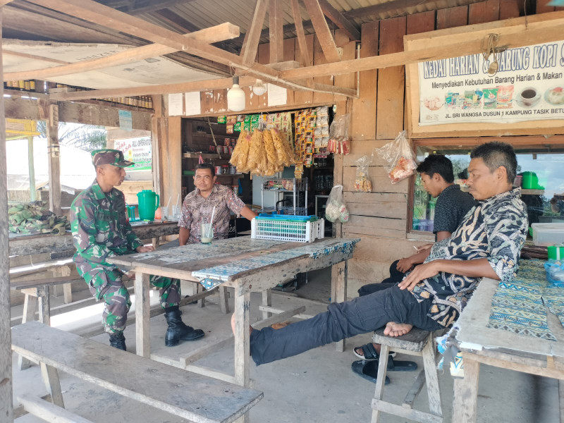 Sambangi Warga Binaan, Sertu Joko Purnomo Komsos Tentang Kesehatan di Kampung Tasik Betung