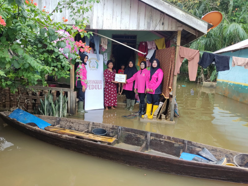 Kapolsek Lirik dan Ketua Bhayangkari Susuri Banjir, Bawa Pesan Pemilu Damai dan Bansos
