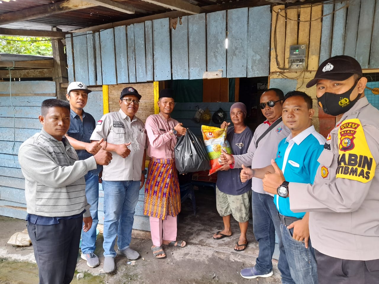 Rutin Dilakukan, Bulan Ini PD IWO Siak, Penghulu Kampung Dan Bhabinkamtibmas Salurkan Bantuan Sembako di Kampung Rantau Panjang 