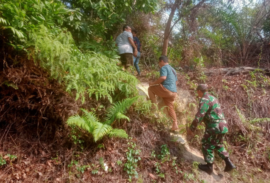 Babinsa Kampung Mandiangin, Serka Gopardin Ajak Warga Binaan dan MPA Patroli Guna Antisipasi Karhutla di Wilayah Dusun Monti Kato