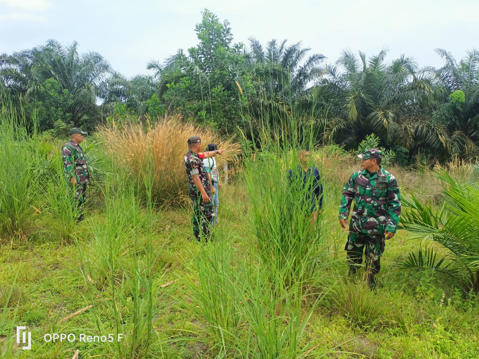 Antisipasi Karhutla, Anggota Koramil Minas Ini Ajak Warga Minas Barat Berpatroli 