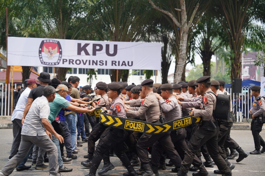 Sispamkota Polda Riau di Jalan Gajah Mada Pekanbaru Menyertai Sambutan Kapolda