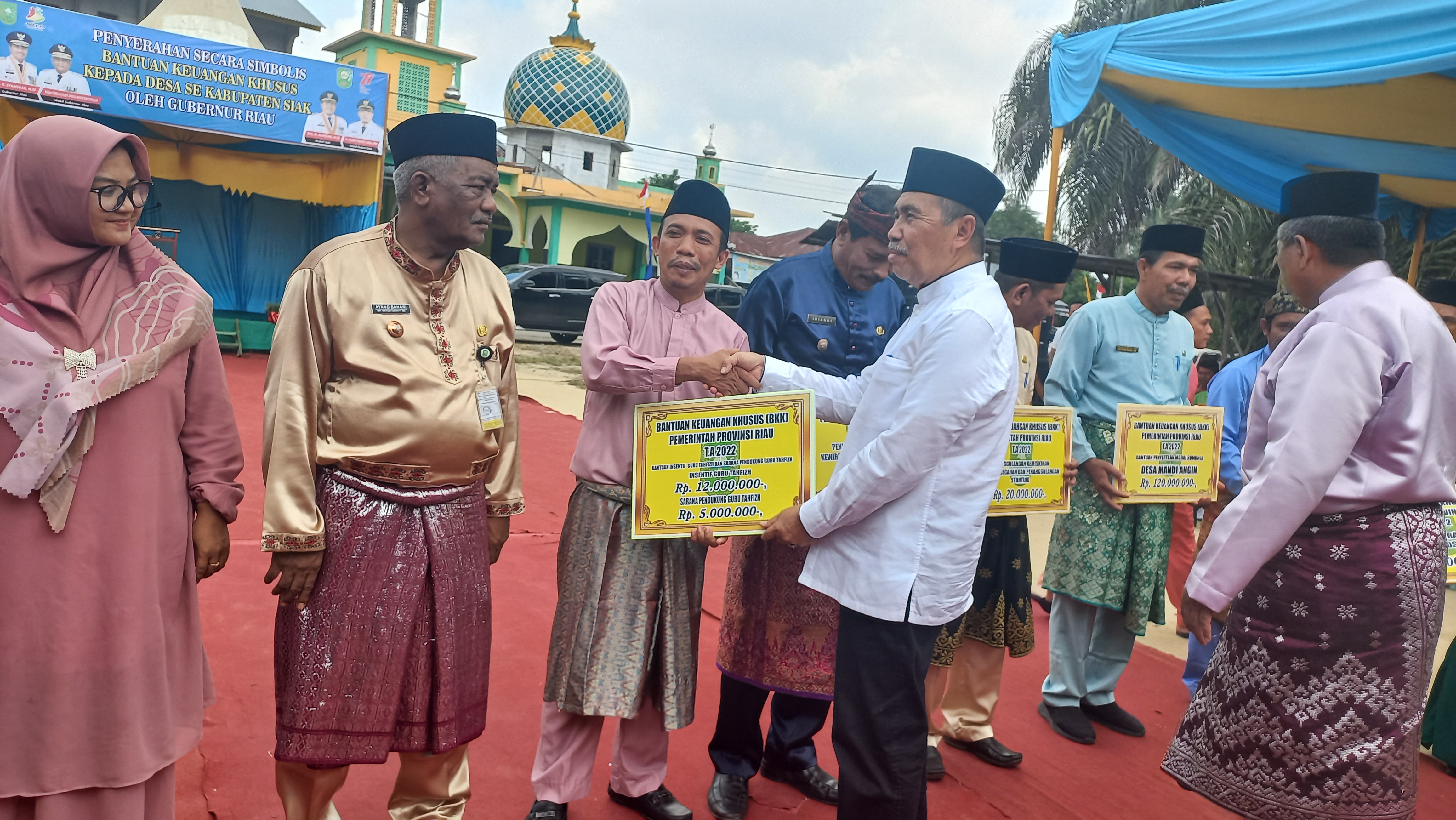 Gubri Serahkan Bankeu Khusus Kepada Desa di Siak, Syamsuar : Semoga ada Peningkatan Kemajuan Desa