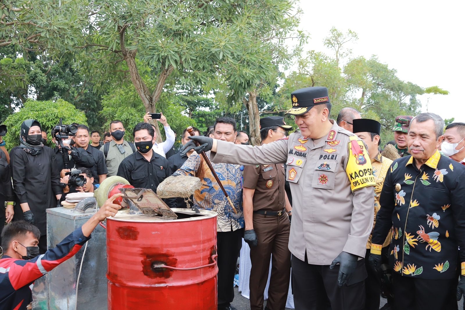 Gelar Peralatan dan Musnahkan Miras, Kapolda Riau: Semangatnya Adalah Kerja Kolaboratif & Kesiapan Peralatan