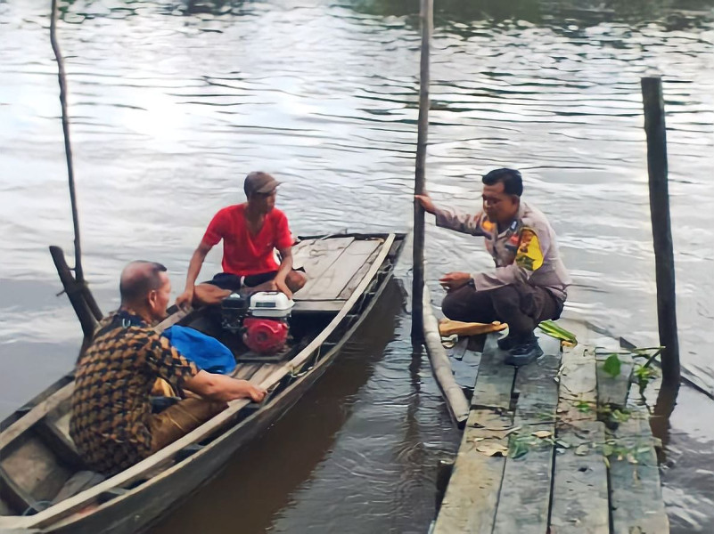 Cooling System Personel Polres Siak, Memberikan Sosialisasi Pemilu Damai Bersama Nelayan