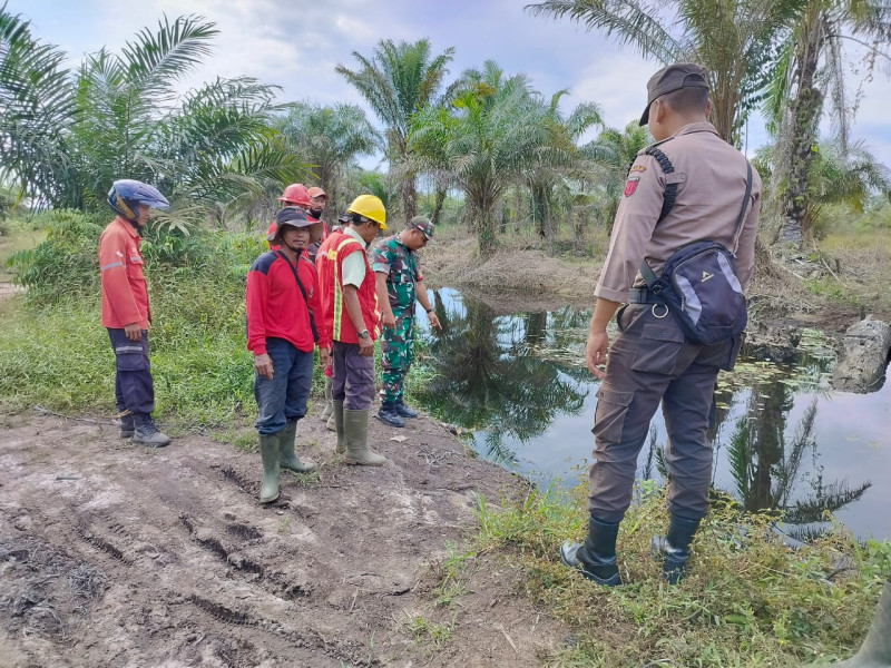 Babinsa Kampung Minas Barat Dengan Tim Rutin Patroli Karlahut Bersama Warga Binaannya