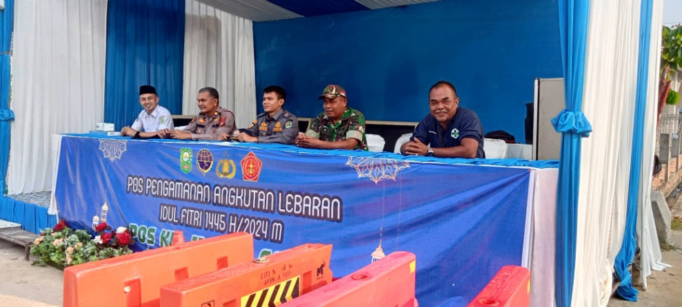 Babinsa Sertu Sahidin Kembali Lakukan Pengamanan Pos Pam Angkutan Lebaran Idul Fitri di KM 11 Koto Gasib