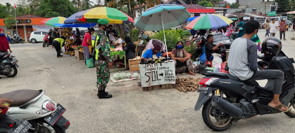 Cegah Penularan Covid-19, Serma Muhajir Babinsa Koramil 03/Minas Kembali Lakukan Gakplin di Pasar Tradisional Minas