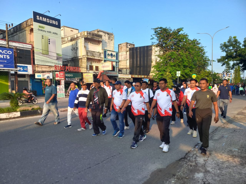 Meriahkan HUT Bhayangkara Ke-78, Personil Koramil 04/Perawang Dan Ibu-ibu Persit Ikuti Giat Jalan Santai