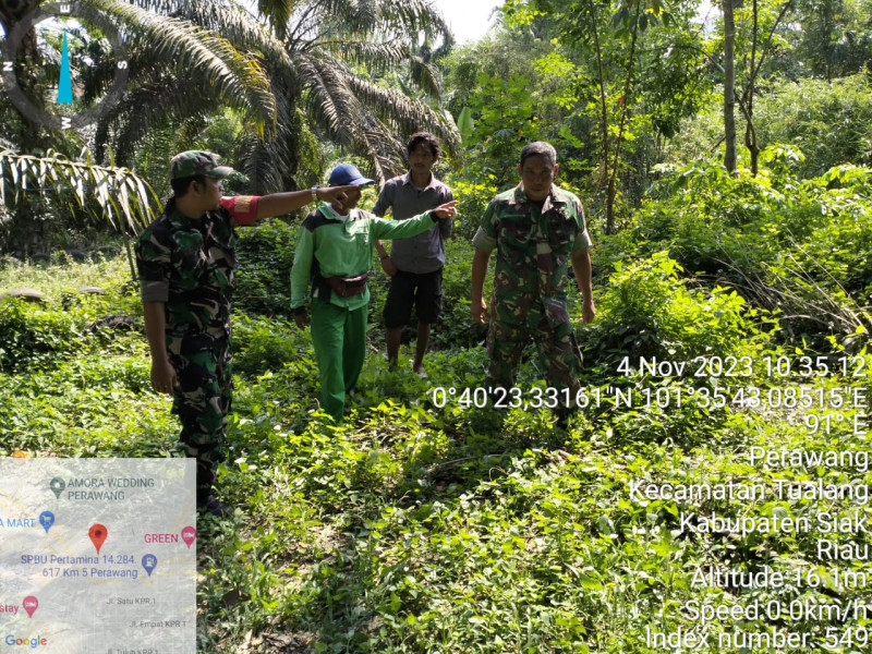 Anggota Koramil 04/Perawang Ajak Warga Kelurahan Lakukan Penanggulangan Karhutla Dengan Cara Berpatroli