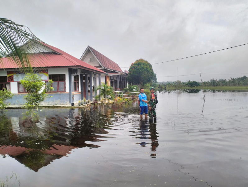 Babinsa Koramil 03/Minas Terus Pantau Perkembangan Bencana Banjir Di Kampung Muara Kelantan