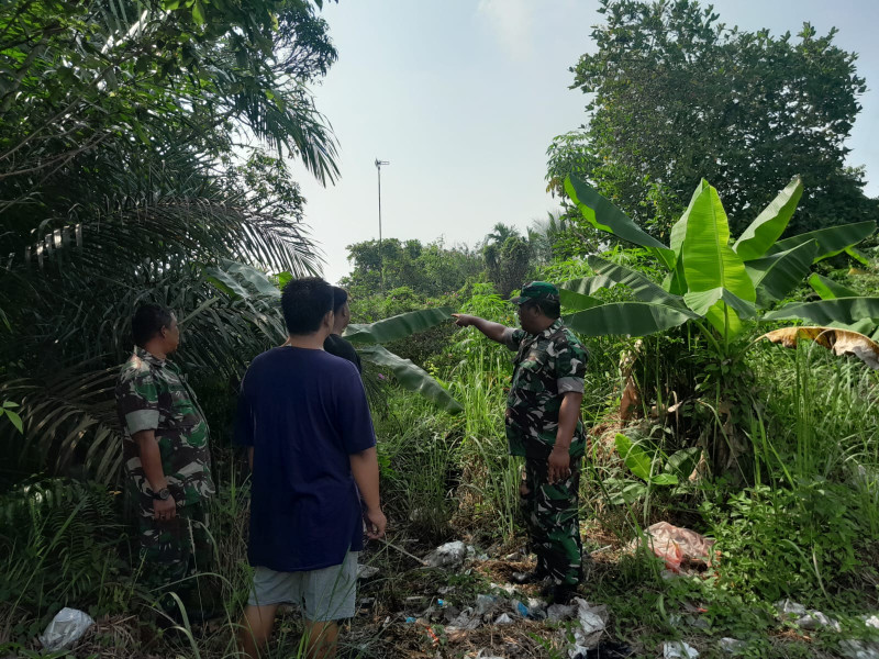 Pelda Ramli Nst & Sertu Venus Luberto Babinsa Koramil 04/Perawang Ajak Warga Binaannya Lakukan Penanggulangan Karhutla Dengan Berpatroli