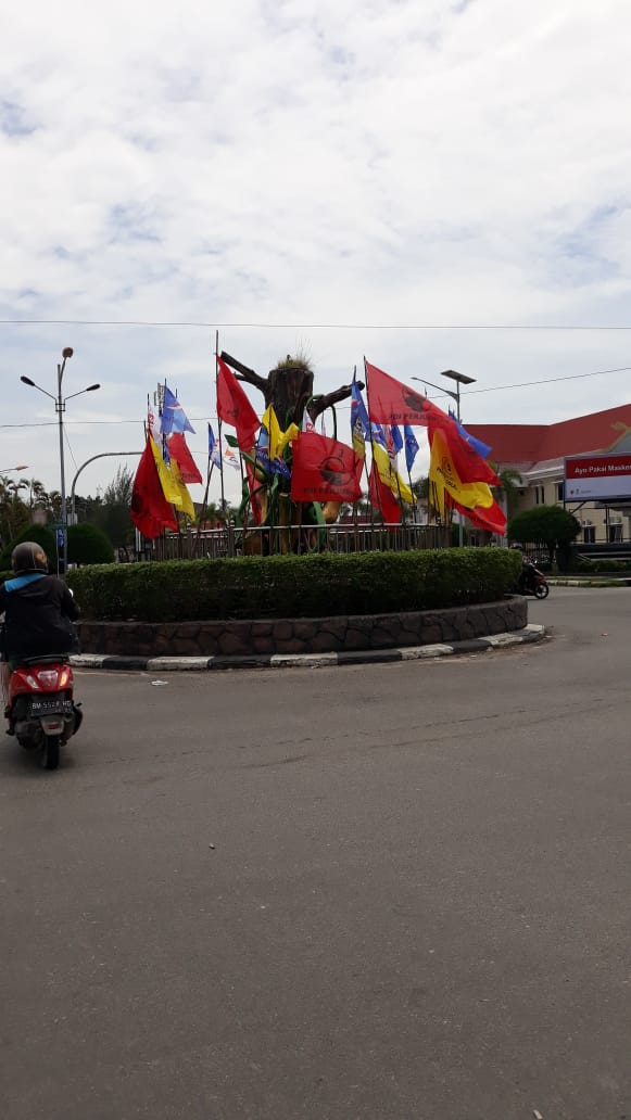 Bendera Parpol Menghiasi Jalan Sudirman Kota Dumai