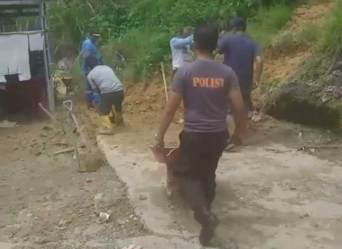 Polsek Minas Bantu Warga Minas Jaya Perbaiki Akses Jalan Menuju Jalan Raya