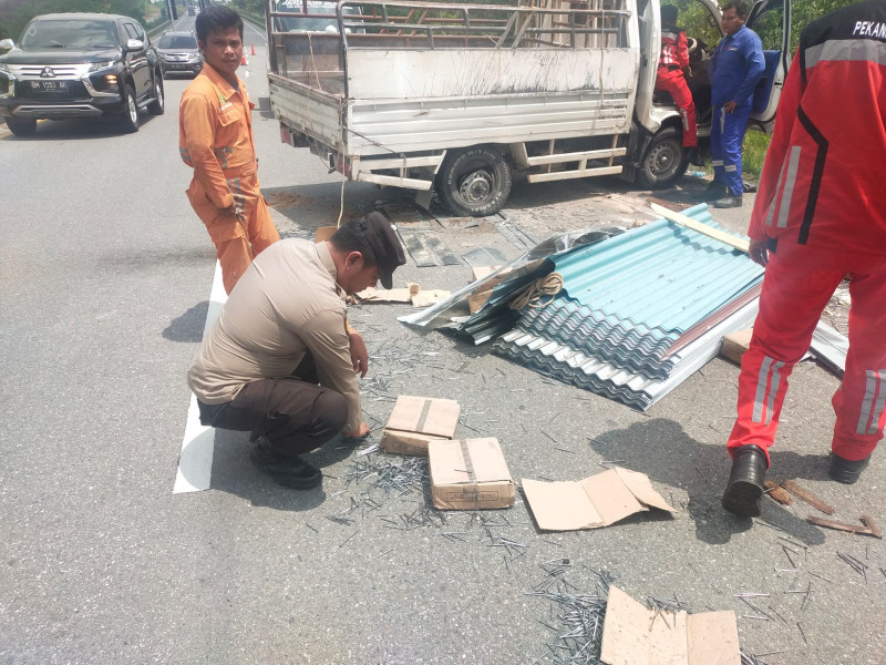 Personil Polsek Minas Bantu Amankan Barang Bawaan Mobil Kecelakaan di Tol Minas - Pekanbaru 