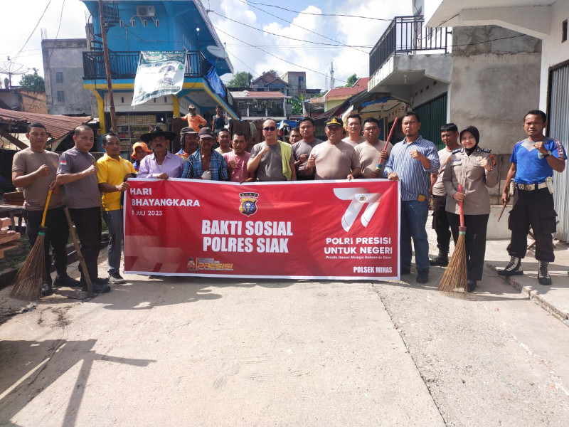 Dalam Rangka HUT Bhayangkara Ke-77, Polsek Minas Goro Bersihkan Pasar & Berikan Bantuan Sosial Kepada Personil Polri Yang Telah Sakit Menahun