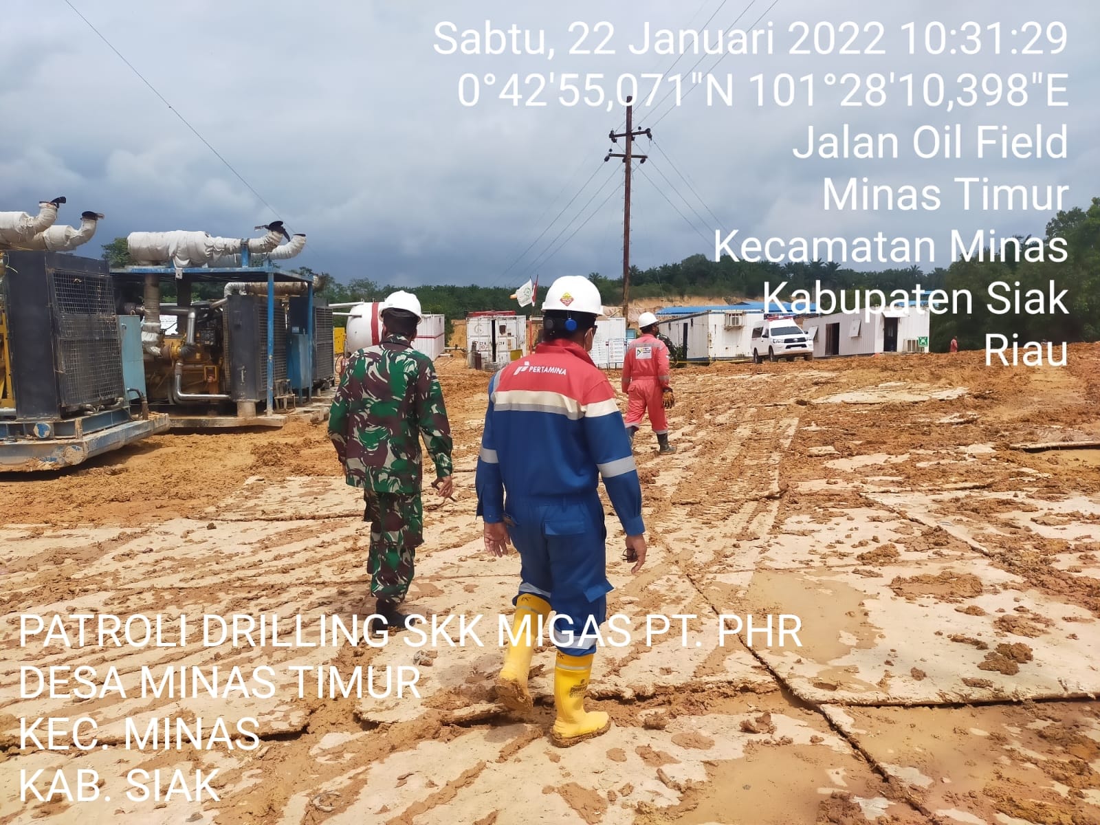 Patroli Drilling, Serka Alif Beserta Sejumlah Anggota Koramil 03/Minas Berikan Keamanan Untuk OVN