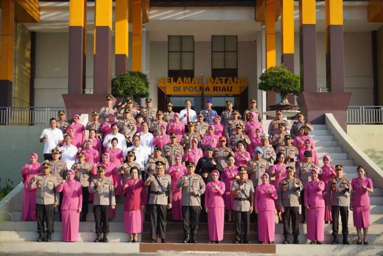 Kapolda Riau Irjen Moh Iqbal Pimpin Penghormatan ‘Kebanggaan’ di Apel Terakhir Wakapolda Riau Irjen Tabana Bangun