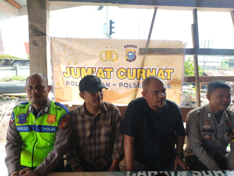 Giat Jumat Curhat, Polsek Minas Kembali Sambangi Warga Yang Berkumpul di Warung di Kelurahan Minas Jaya