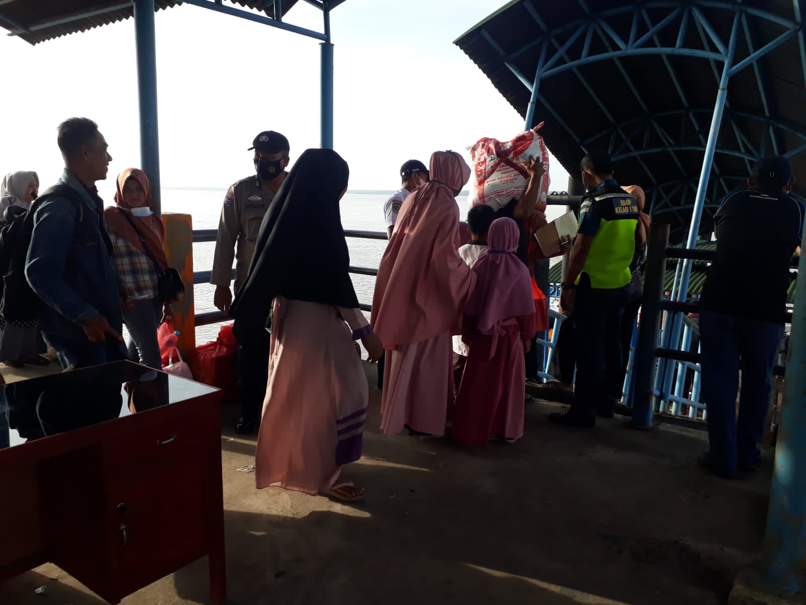 Pengamanan & Pemantauan Arus Mudik 1443 H Dilakukan Polsek Kuala Kampar di Pelabuhan Teluk Dalam