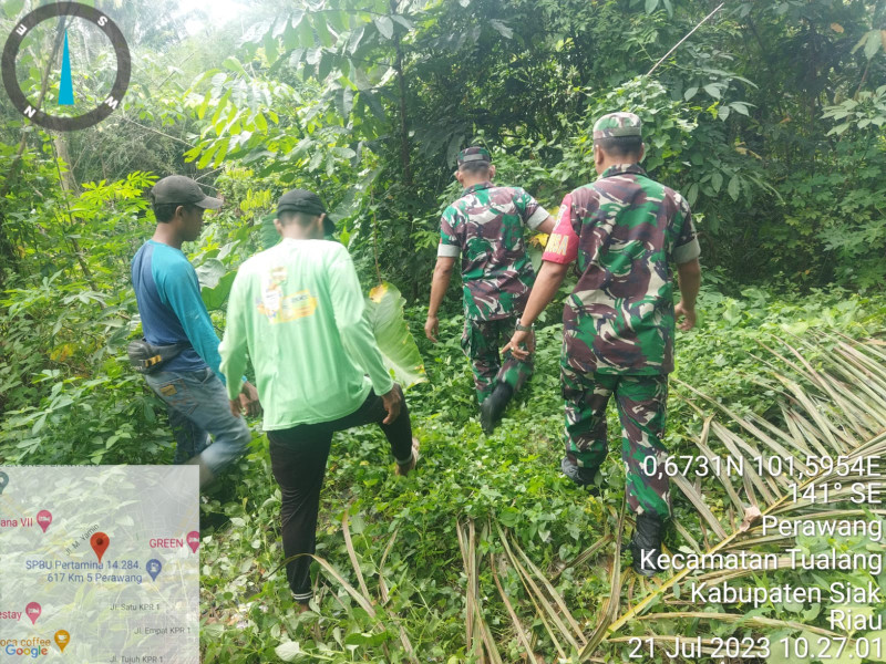 Babinsa Koramil 04/Perwang Serma Edy S dan Koptu Hari Surachman Giat Penanggulangan Karhutla & Berpatroli di Kelurahan Perawang 