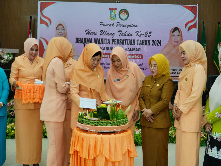 Pj. Sekda Kampar Hadir Pada Puncak Peringatan HUT DWP Ke-25 Tahun 2024