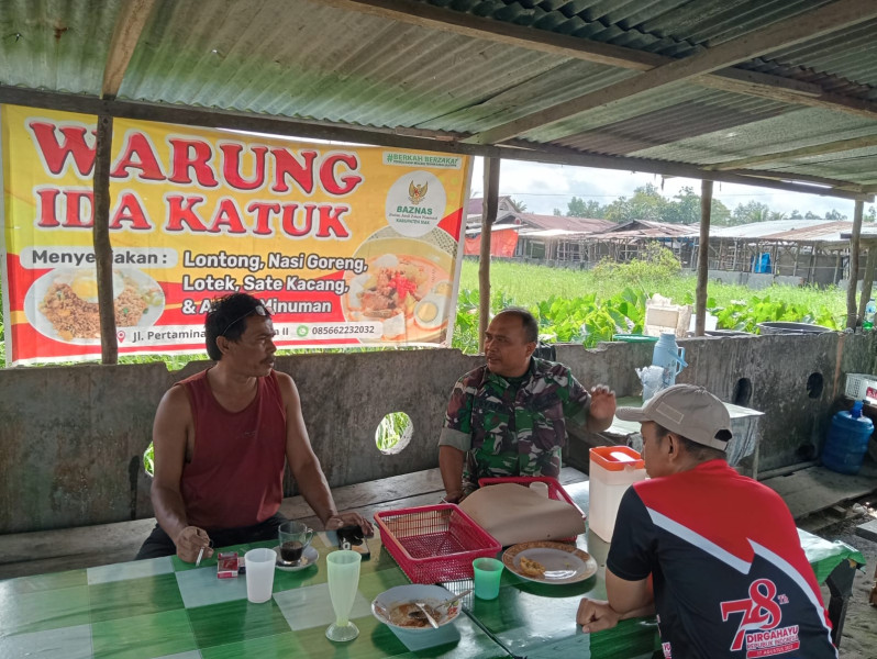 Babinsa Pelda Syafri Rutin Ajak Warga Binaannya di Kampung Buatan II Agar Peduli Kebersihan Lingkungan & Kesehatan