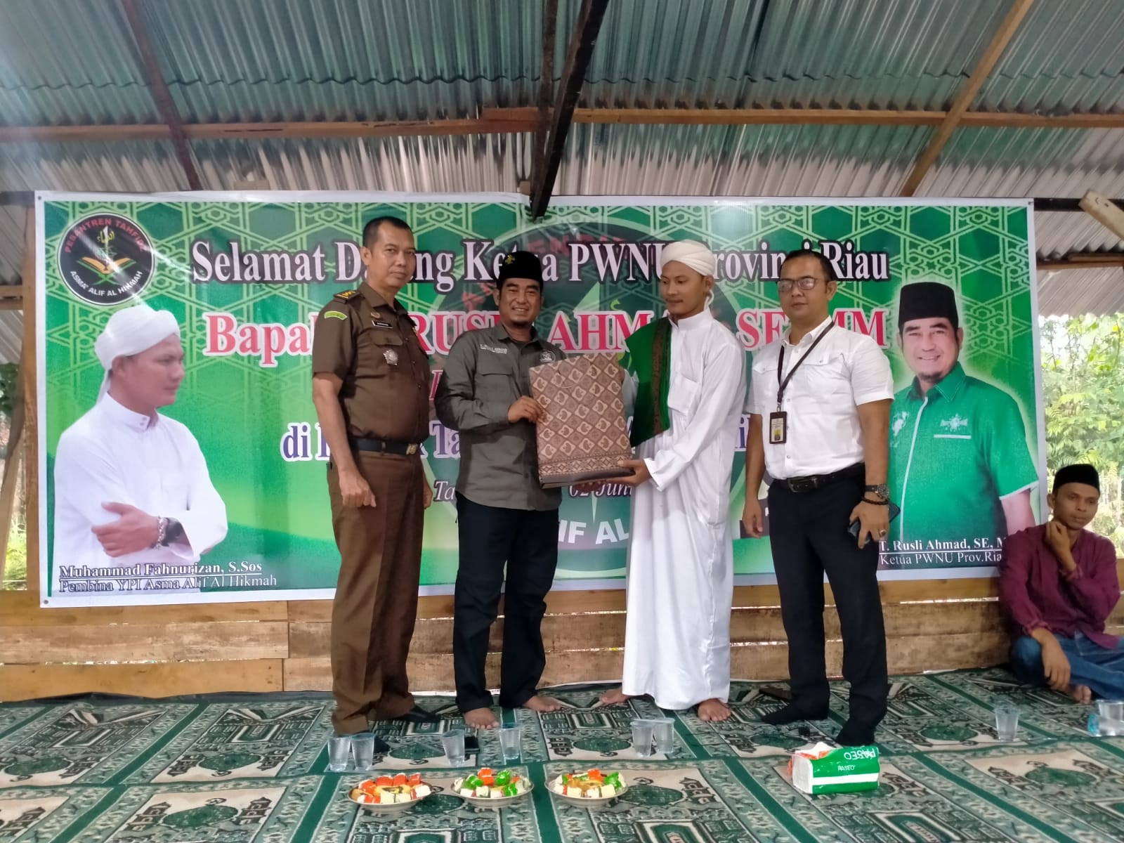 Ketua PWNU Riau Serahkan Bantuan Pertama Pelepasan Lahan Pondok Tahfidz Asma Alif Al-Hikmah