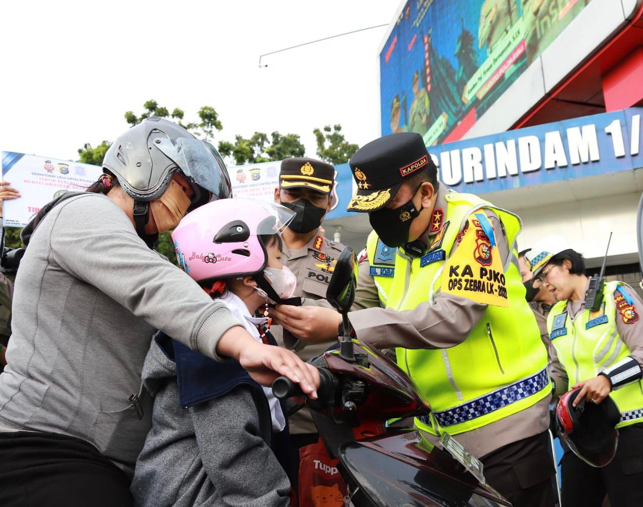 Turun Langsung Bagikan Helm ke Pengendara, Kapolda Riau Irjen Iqbal : Untuk Keselamatan, Sayangi Anak Anak