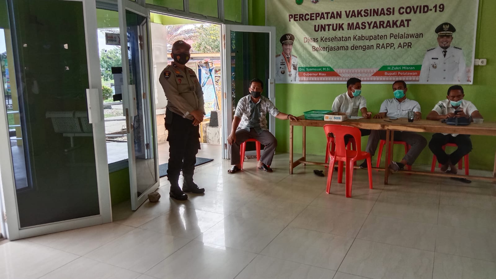 Vaksinasi Berlangsung di BLUD Puskesmas, Polsek Kuala Kampar Lakukan Pengawalan