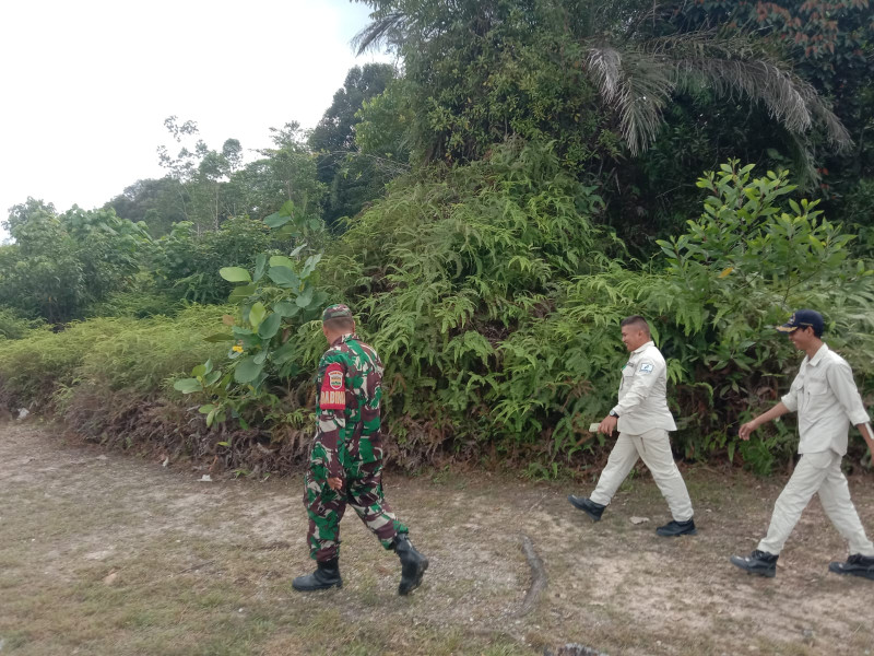 Babinsa Koramil 03/Minas Patroli Karhutla, Ajak Masyarakat Rantau Bertuah Jaga Lingkungan