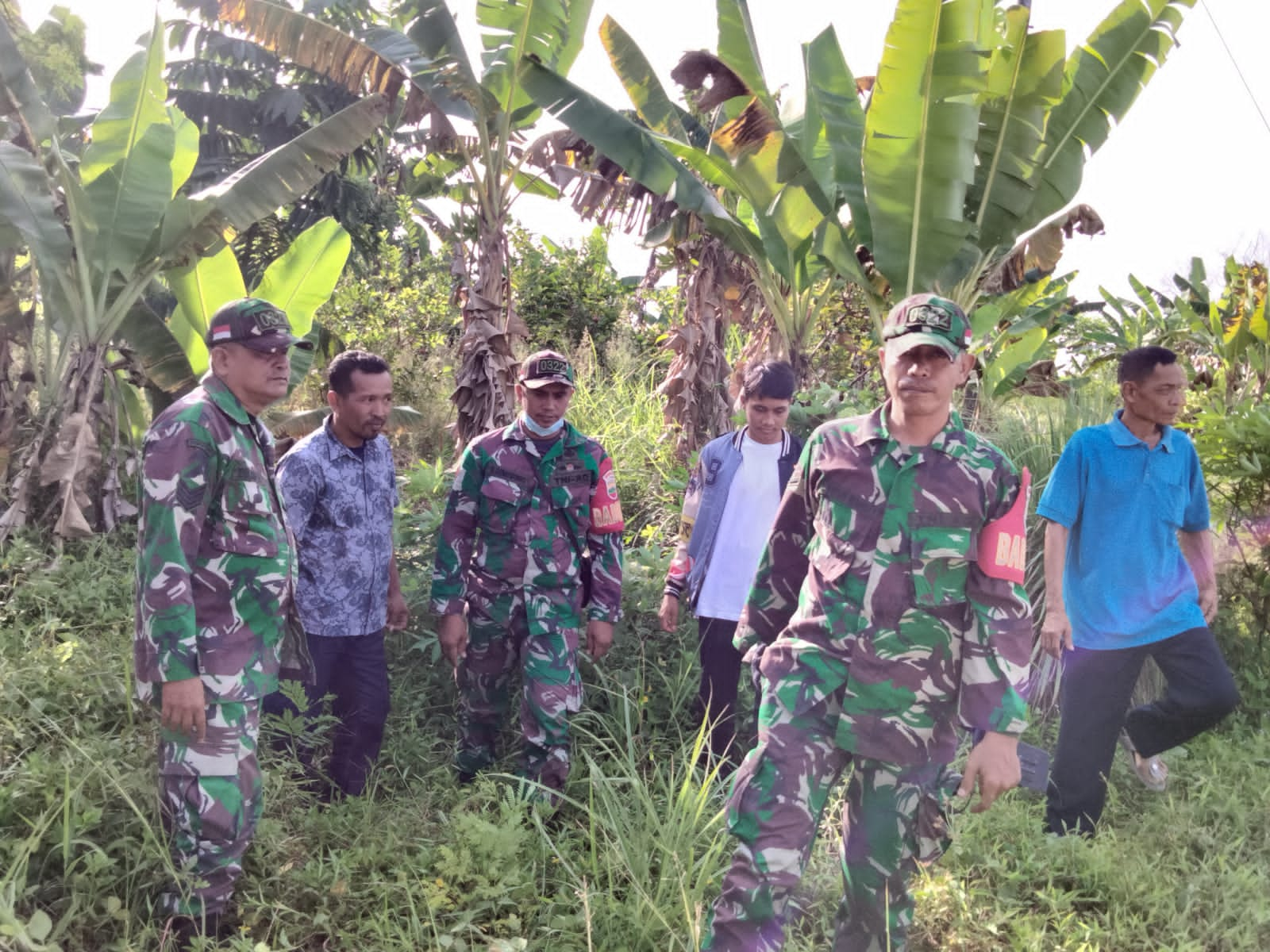 Antisipasi Karhutla, 3 Orang Babinsa Koramil Minas Ajak Warga Kelurahan Minas Jaya Berpatroli 