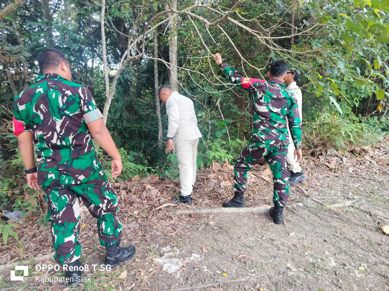 Cegah Terjadinya Karhutla, Kopda AKP Hutagalung Aktif Patroli Dengan Warga di Kampung Minas Barat