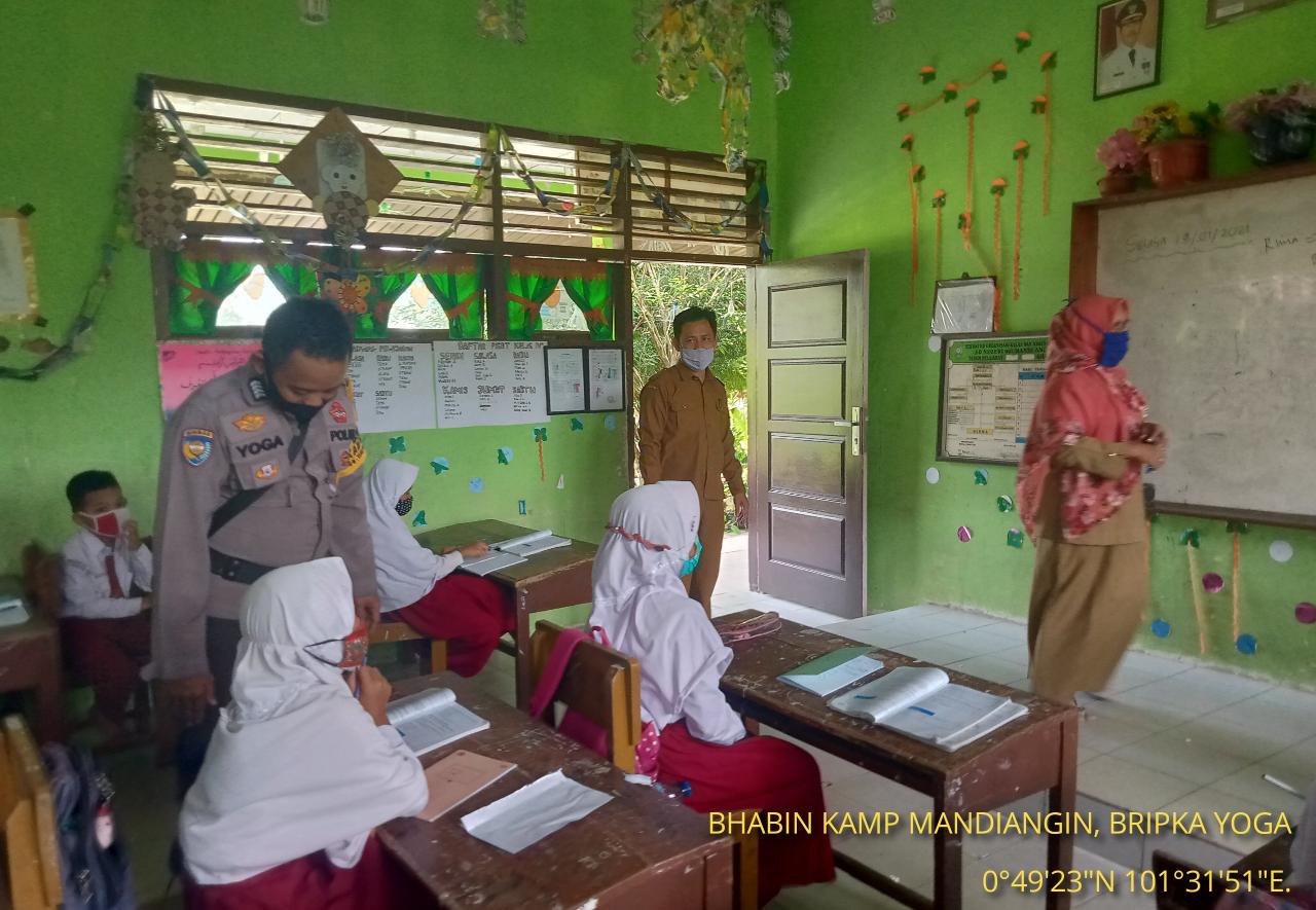 Tim Supervisi Pendidikan Polsek Minas Sambangi SDN 07 Minas di Mandiangin