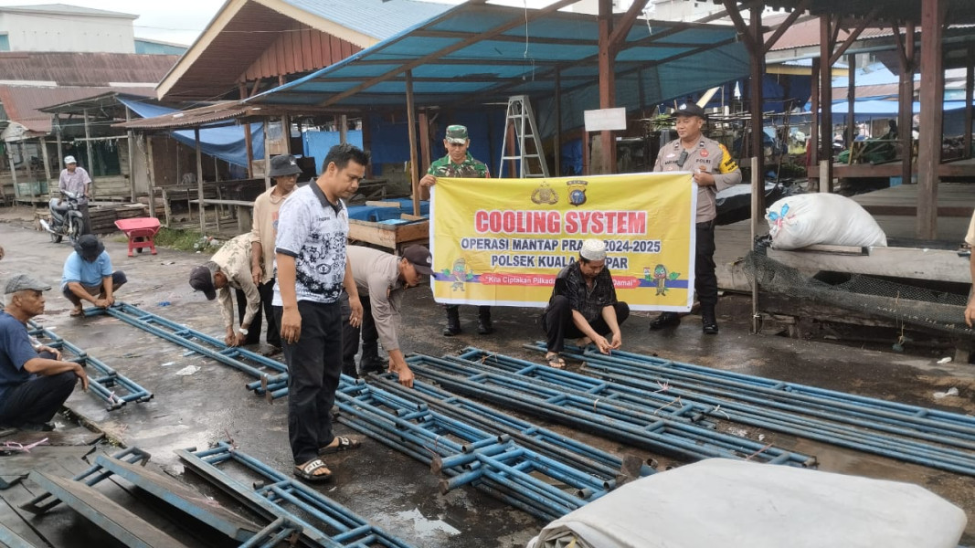 Sinergitas TNI-Polri Gelar Gotong Royong Bongkar Pasang Tenda Hajatan Masyarakat