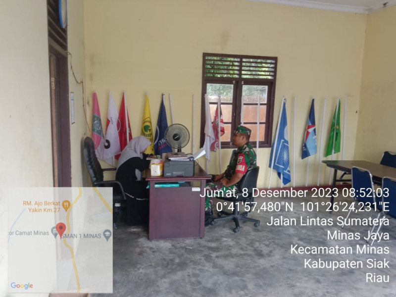 Serda Sugiarto Babinsa Koramil 03/Minas Giat Monitoring Pelaksanaan Pemilu 2024 di Kantor PPK Minas