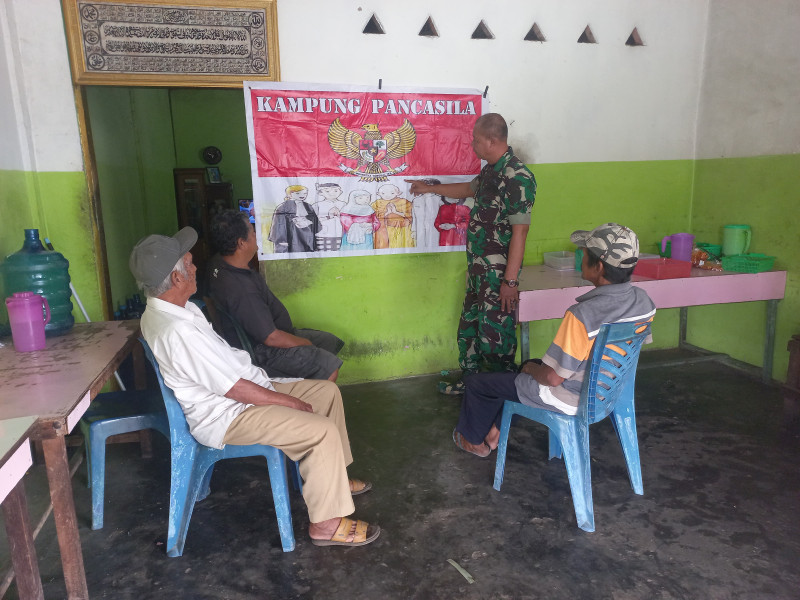 Babinsa Koramil 04/Perawang Sertu Rudi Panjaitan Sosialisasikan Nilai-Nilai Pancasila Kepada Warga di Kelurahan Perawang