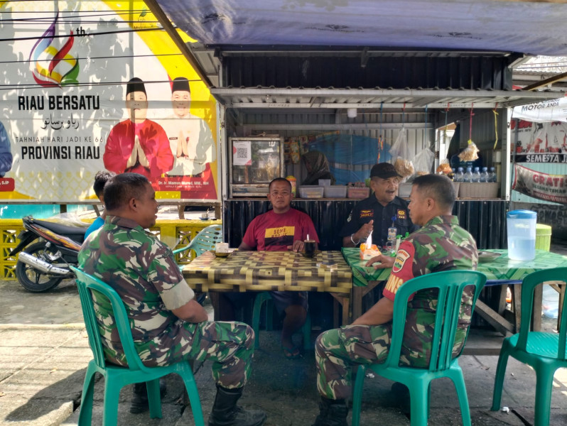 Pelda Ramli Nst dan Serda Laila. S Imbau Masyarakat Kelurahan Perawang Peduli Kebersihan Lingkungan Dan Kesehatan