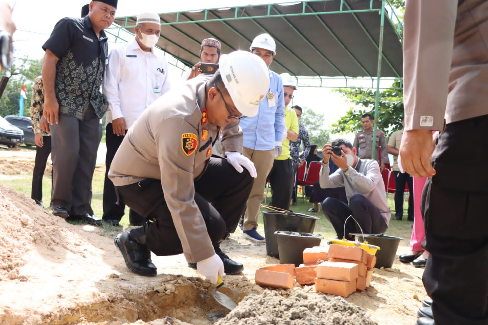 Menyambut Hari Bhayangkara Ke - 76, Polres Siak Bedah Rumah Nenek Asnidar