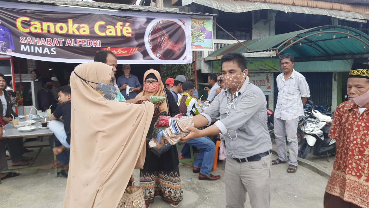 Bagikan Ribuan Masker Gratis, Lurah Minas Jaya Imbau Masyarakat Agar Patuhi Protokol Covid-19