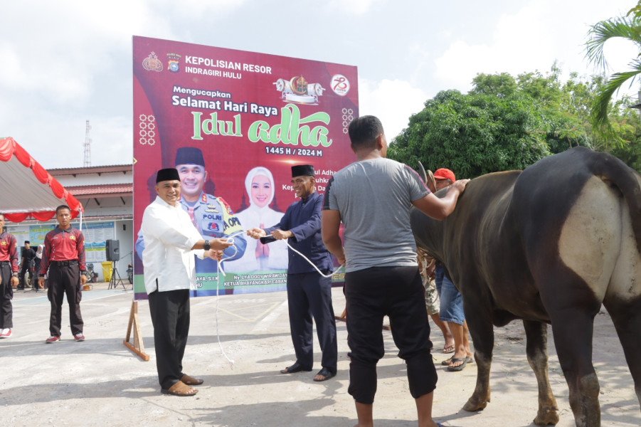 Masih Gunakan Besek, Polres Inhu Potong dan Bagikan Daging 10 Ekor Sapi Kurban