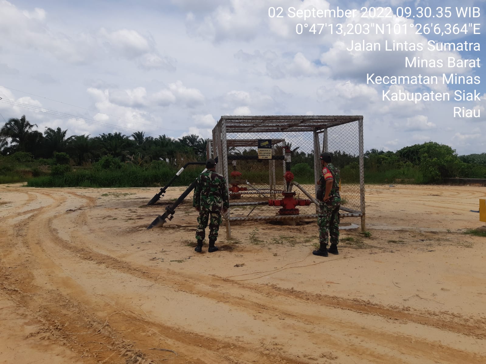 Penguatan Binter SKK Migas Serda Mayus.M dan Kopda Salomo Sembiring Patroli di Area 3 PT PHR Minas