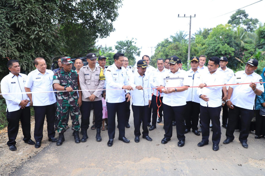 Bupati H. Sukiman Resmikan Jalan Penghubung Desa Pasir Utama - Pasir Agung