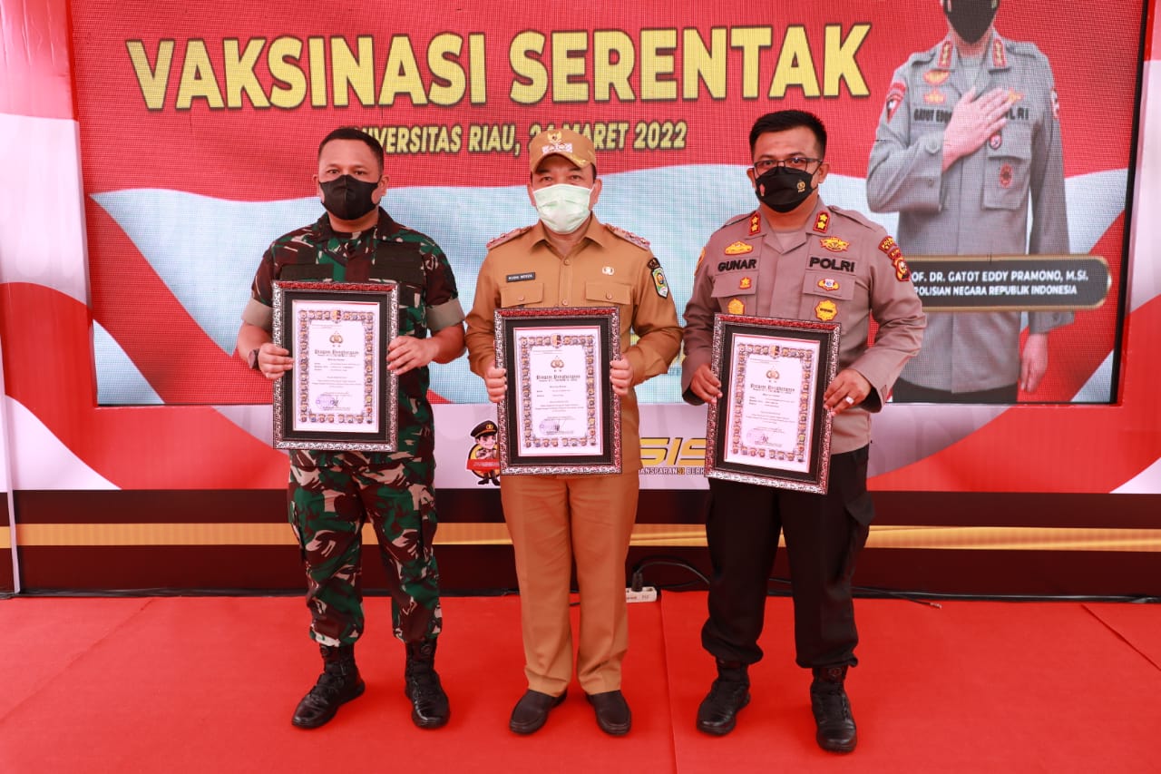 Vaksinasi Dosis II, Kabupaten Siak tertinggi di Riau, Wabup Siak Terima Penghargaan Dari Wakapolri