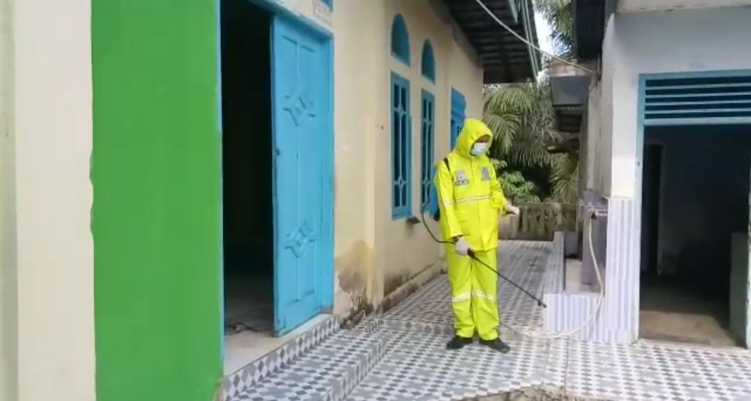 Antisipasi Covid-19, Polsek Minas Semprotkan Disinfektan di Masjid Nurul Iman Minas Barat
