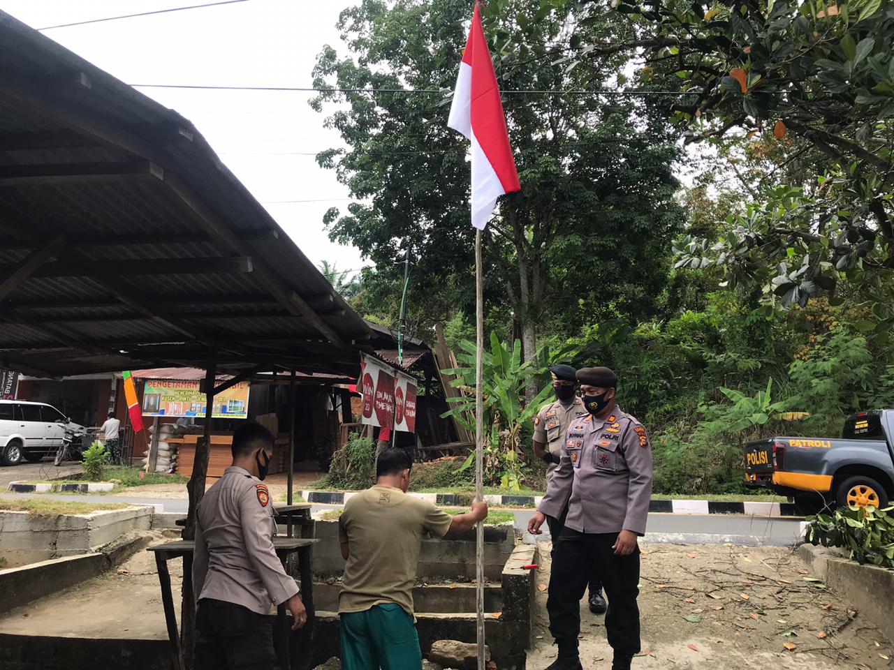 Jelang HUT RI ke-75, Polres Kampar Berikan Bendera Merah Putih Bagi Beberapa Warga Kurang Mampu